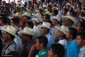 Atentos todos escucharon uno a uno a los oradores que arengaron contra la multitud para oponerse a la autopista porque sólo traerán más destrucción y saqueo de sus recursos naturales. Foto: Enrique Carrasco SJ