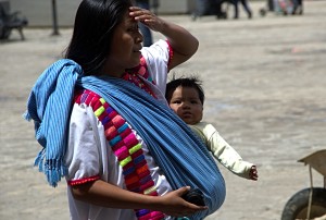 Mujeres de la zona Altos de Chiapas, acuden a San Cristóbal de las Casas en espera de recibir atención médica. Foto: Elizabeth Ruiz