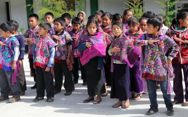 Trajes tradicionales, uniforme en escuelas de Zinacantán. Foto: Elizabeth Ruiz