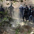 Resultados de la investigación de la violencia en Iguala: PGJE Guerrero Policías y expertos en criminalística excavando en una fosa clandestina en Iguala, Guerrero.
