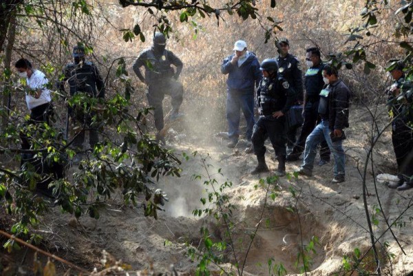 Policías y expertos en criminalística excavando en una fosa clandestina en Iguala, Guerrero. 