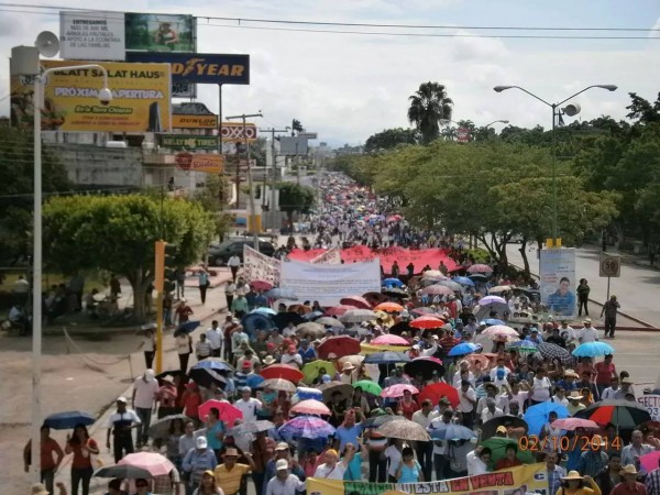 Marcha del 2 de octubre. Maestros, estudiantes y campesinos salieron a las calles. 