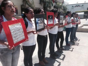 Mujeres normalistas en la protesta de Tuxtla este miercoles 01 de octubre. 