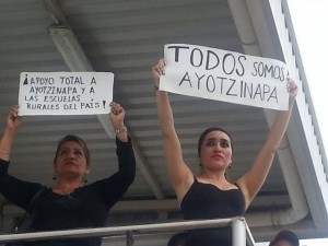 Al ver pasar la marcha, mujeres salieron a sus balcones para exigir Justicia para Ayotzinapa. 