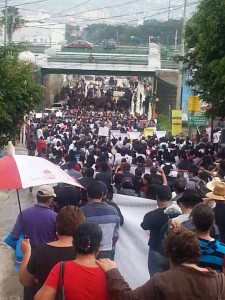 Desde la Normal Superior, miles de maestros marcharon en Tuxtla para protestar así por los 43 desparecidos en Iguala. 