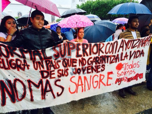 Maestros y estudiantes normalistas no para con sus acciones en Chiapas en solidaridad con Ayotzinapa. 