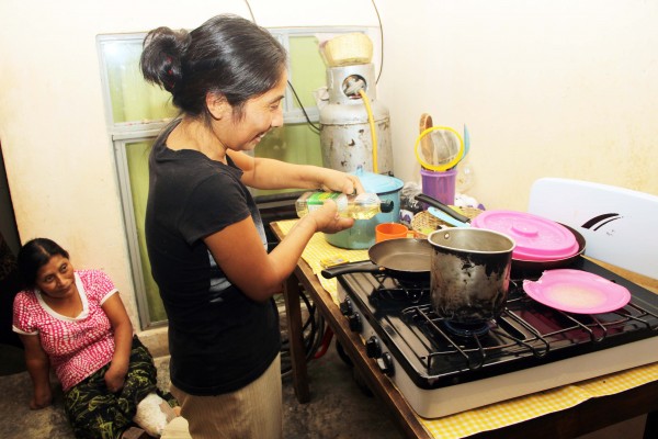 Cocinar, bañarse, caminar... todo para ellas significa un esfuerzo. Foto: Elizabeth Ruiz