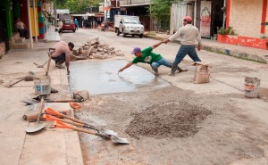 Bacheando calles en Palenque, Chiapas. Foto: Archivo