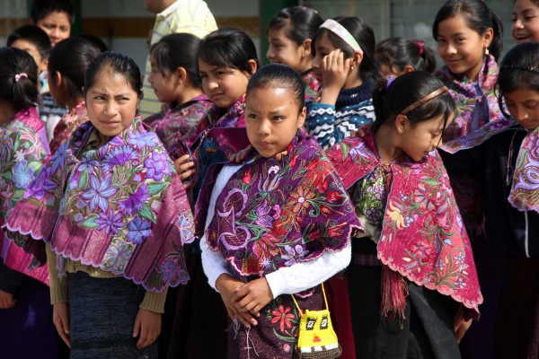 Niñas escolares en escuela de Zinacantán. Foto: Elizabeth Ruiz