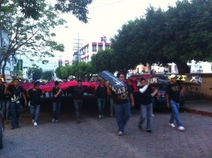 Estudiantes de la Escuela Normal Mactumactza marcharon en silencio y vestidos de negro.  Foto: Sandra de los Santos/Chiapas PARALELO. 