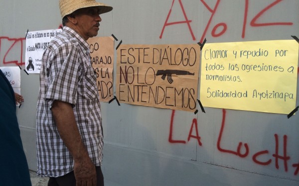 Este diálogo no lo entendemos: jóvenes con Ayotzinapa. Foto: Chiapas Paralelo