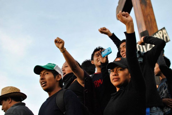 «No están solos», dice Chiapas a normalistas de Ayotzinapa Estudiantes de luto por Ayotzonapa. Foto: El Vlas