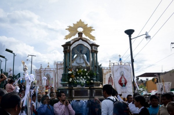 Unos 800 habitantes de los barrios de San Andrés y San Pedro realizan inédita procesión y se encomiendan a la patrona del Santuario de los Remedios. Foto:LadoB