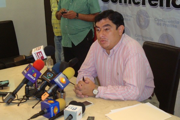 El fiscal general del estado, Iñaky Blanco Cabrera en conferencia de prensa la noche del domingo para dar a conocer los recientes hechos violentos en Iguala.