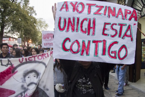 Universitarios indígenas de Chiapas en apoyo a normalistas de Guerrero. Foto: Moysés Zúñiga