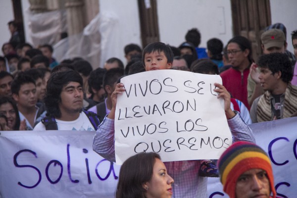"Vivos se los llevaron, vivos los queremos". Foto: Moysés Zúñiga