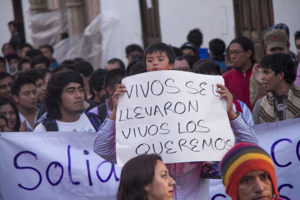 "Vivos se los llevaron, vivos los queremos": Se desvanece la esperanza de que los jóvenes normalistas regresen con vida. Foto: Moysés Zúñiga