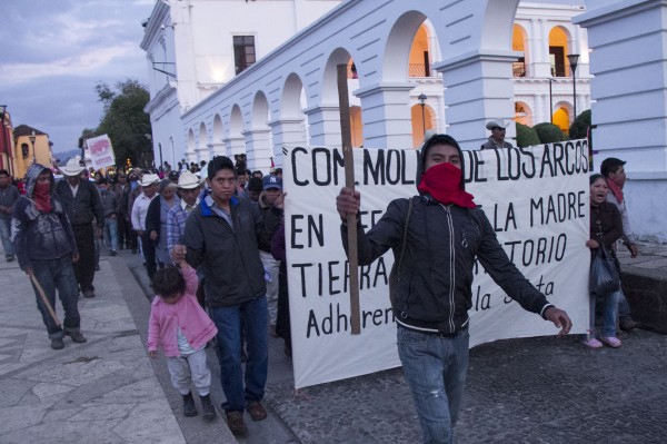 Jóvenes y sus familias, en apoyo a normalistas de Guerrero. Foto: Moysés Zúñiga