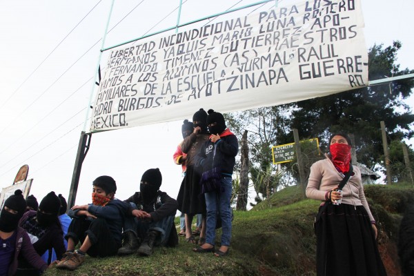 EZLN anuncia con carteles su apoyo a Ayotzinapa y la tribu Yaqui. Foto: Elizabeth Ruiz