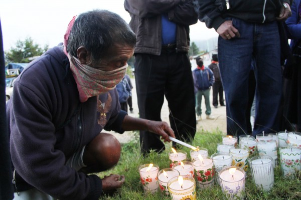 EZLN en los caminos prende luz por Ayotzinapa. Foto: Elizabeth Ruiz