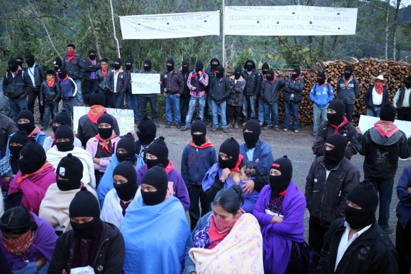 EZLN iluminan los caminos por Ayoztinapa y la tribu Yaqui. Foto: Elizabeth Ruiz