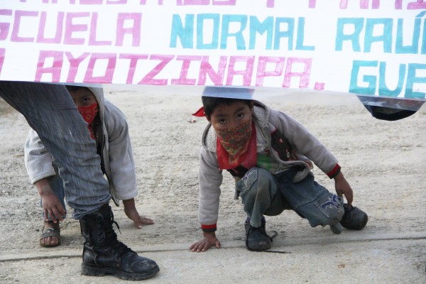 Niños del EZLN en apoyo a Ayotzinapa. Foto: Elizabeth Ruiz