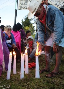 EZLN prende una luz, ¡Ayotzinapa vive! Foto: Elizabeth Ruiz