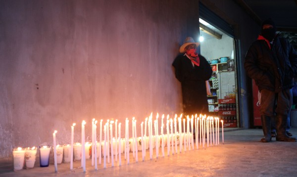 Afuera de las viviendas del EZLN se ilumina por los desaparecidos. Foto: Elizabeth Ruiz