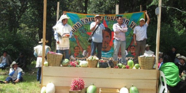 Oradores en Los Llanos municipio de San Cristóbal de Las Casas para protestar contra la autopista. 