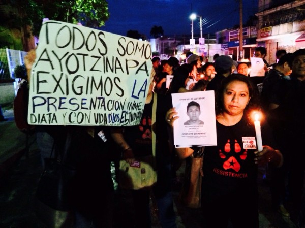 Marchan para exigir la aparición con vida de los estudiantes. 