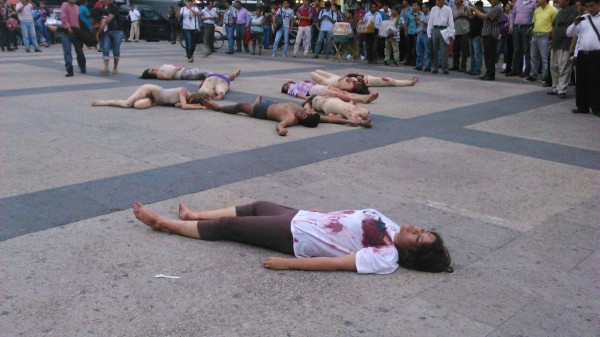 Performance realizado por activistas para visibilizar la violencia en contra de las mujeres. Foto: Archivo.