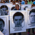 Marchan las mujeres por Ayotzinapa. Foto: Cesar Martínez López
