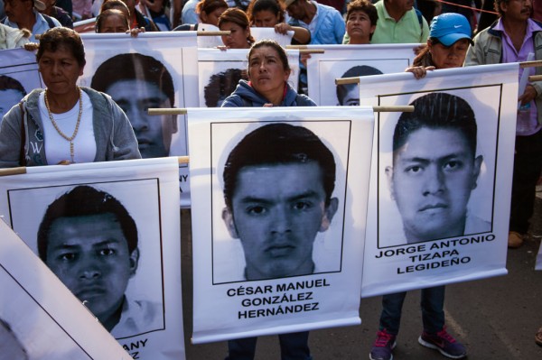 Marchan las mujeres por Ayotzinapa. Foto: CEsar Martínez López