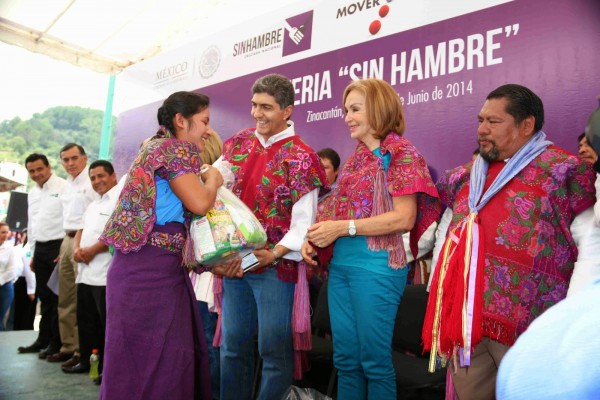 Repartiendo dádivas en Zinacantán. Foto: Icoso