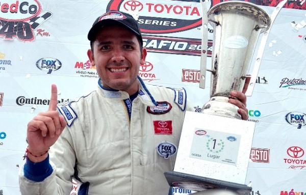 Rubén Rovelo, hijo de padres chiapanecos, se alzó con la copa el domingo en la Nascar Toyota Series.