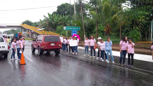 Estudiantes mantienen una campaña de información en la frontera México-Guatemala, para dar a conocer a la ciudadanía los hechos de Ayotzinapa. Foto: Cesar Rodríguez