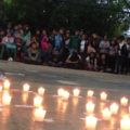 Estudiantes de la Facultad de Humanidades prendieron velas en memoria de sus compañeros de Ayotzinapa.