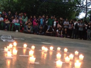 Estudiantes de la Facultad de Humanidades prendieron velas en memoria de sus compañeros de Ayotzinapa.