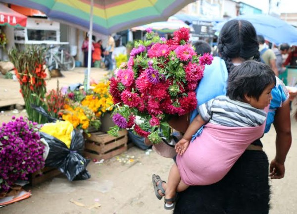 Mercado de San Cristobal, listo con las flores para llevar a las tumbas. Foto: Elizabeth Ruiz