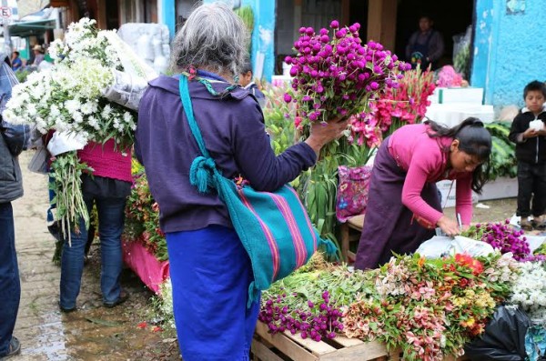 Un homenaje a nuestros muertos es llevar a sus tumbas flores. Foto: Elizabeth Ruiz