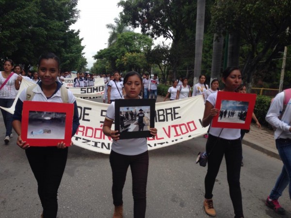 Estudiantes normalistas marchan en Tuxtla para exigir la aparición con vida de 43 normalistas de Ayotzinapa, Guerrero. Foto: Isaín Mandujano