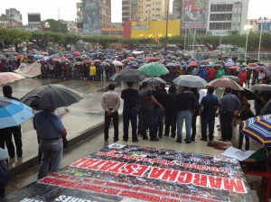 En Tuxtla el mitin se celebró bajo un torrencial aguacero. 