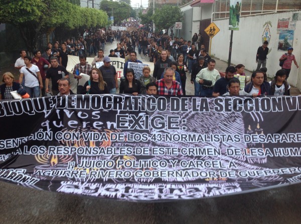 Campesinos y maestros, en marcha por Ayotzinapa. Foto: Chiapas PARALELO