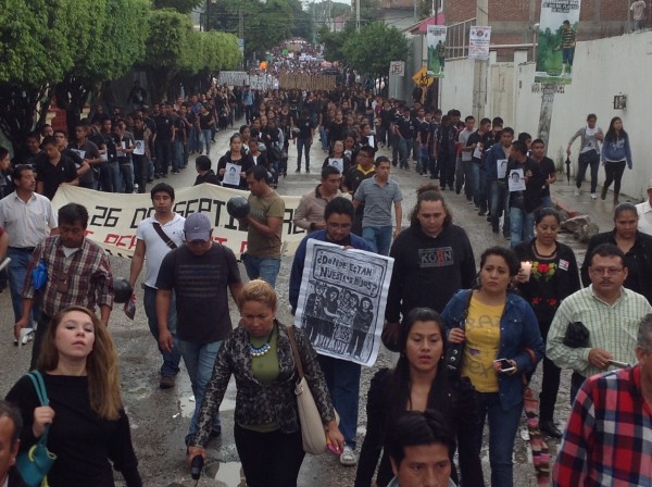 "Vivos se los llevaron, vivos los queremos". Foto: Chiapas PARALELO