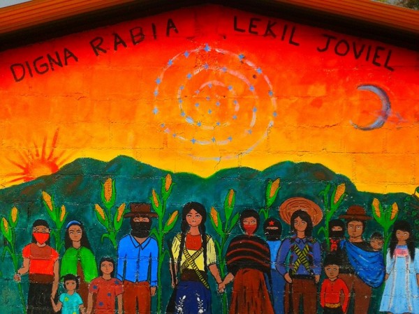Mural zapatista en Oventic. Foto: Radio Pozol