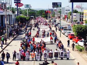 El contingente de la marcha que salió de la UNACH rumbo a la Plaza Central de Tuxtla, encabezados por padres de familia y estudiantes de Ayotzinapa.