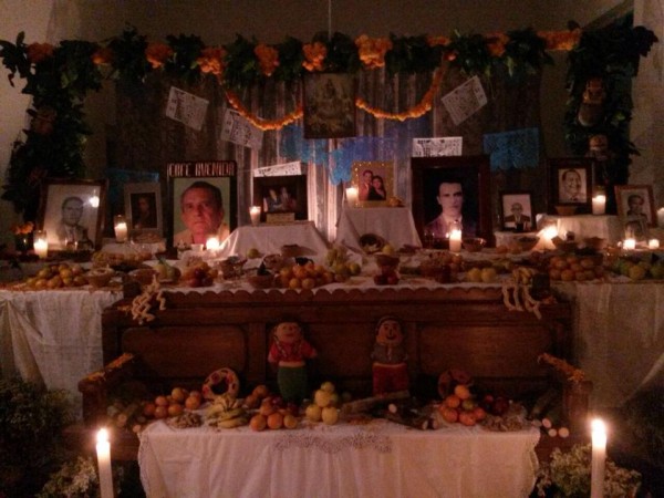 Con este altar dedicado a los primeros comerciantes de Tuxtla Gutiérrez, se recibió ayer a las almas en el Museo de la Ciudad. Foto: Fernando Grajales/Chiapas PARALELO.