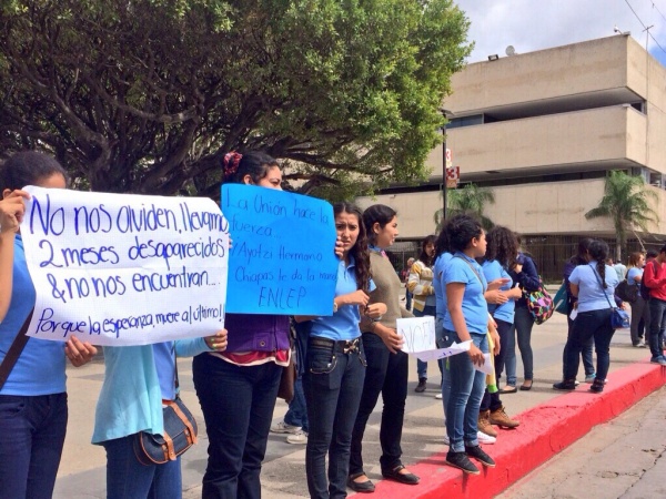 Dos meses después de la desaparición, se mantienen en Chiapas manifestaciones para exigir la aparición con vida de los 43 estudiantes desaparecidos en Ayotzinapa. Foto: Gabriela Coutiño