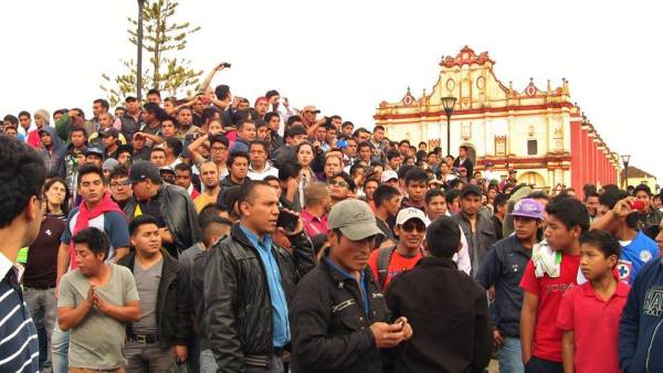 seguirán organizando y marchando hasta encontrar a los 43 normalistas desaparecidos de Ayotzinapa y se castigue a los culpables y actores intelectuales de la masacre ocurrida en Iguala, Guerrero. Foto: Saúl Kak