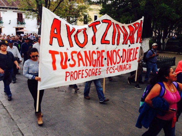 Ciudadanía marcha pidiendo justicia para Ayotzinapa. Foto: Chiapas PARALELO